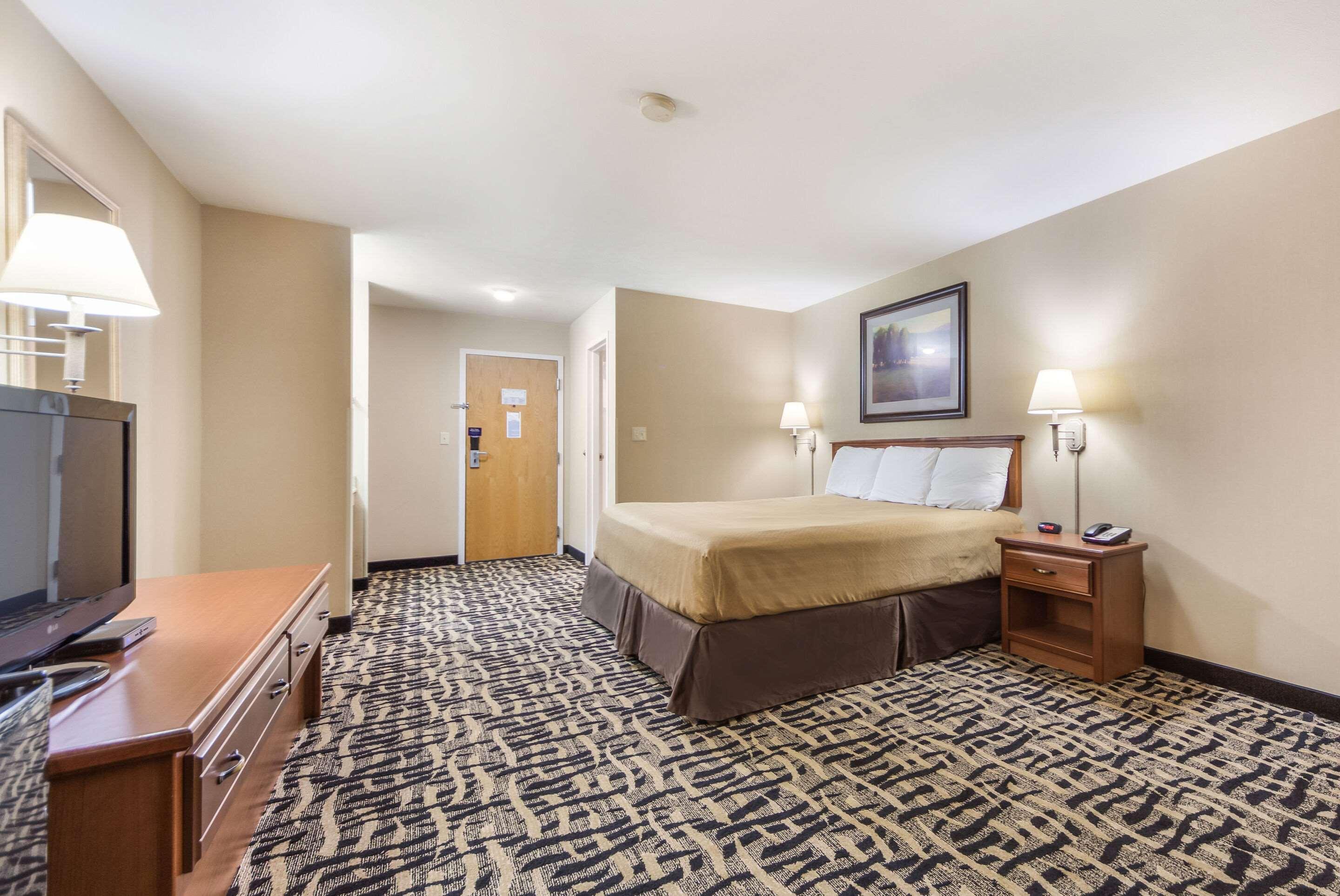 Super 8 By Wyndham Cozad Hotel Bagian luar foto