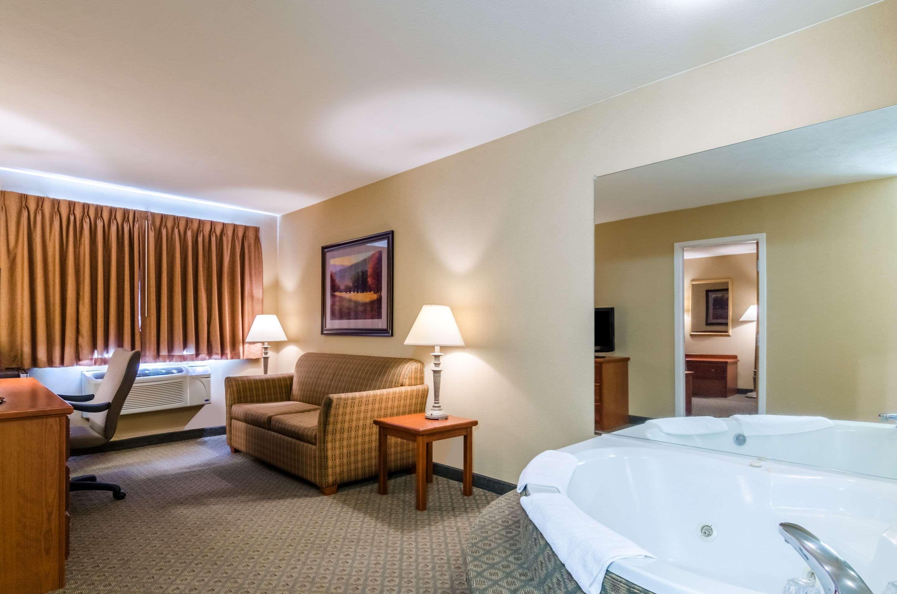 Super 8 By Wyndham Cozad Hotel Bagian luar foto