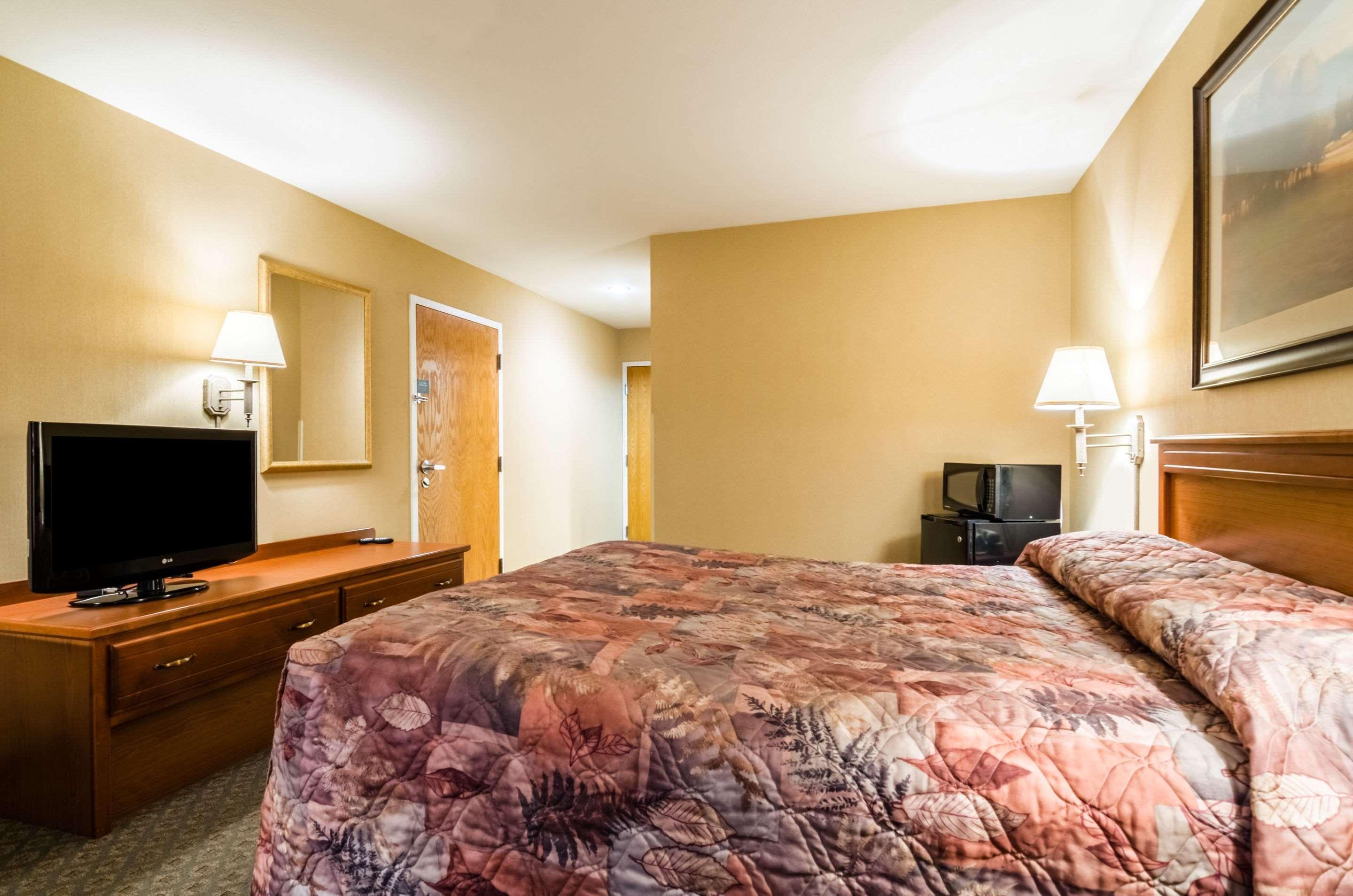 Super 8 By Wyndham Cozad Hotel Bagian luar foto