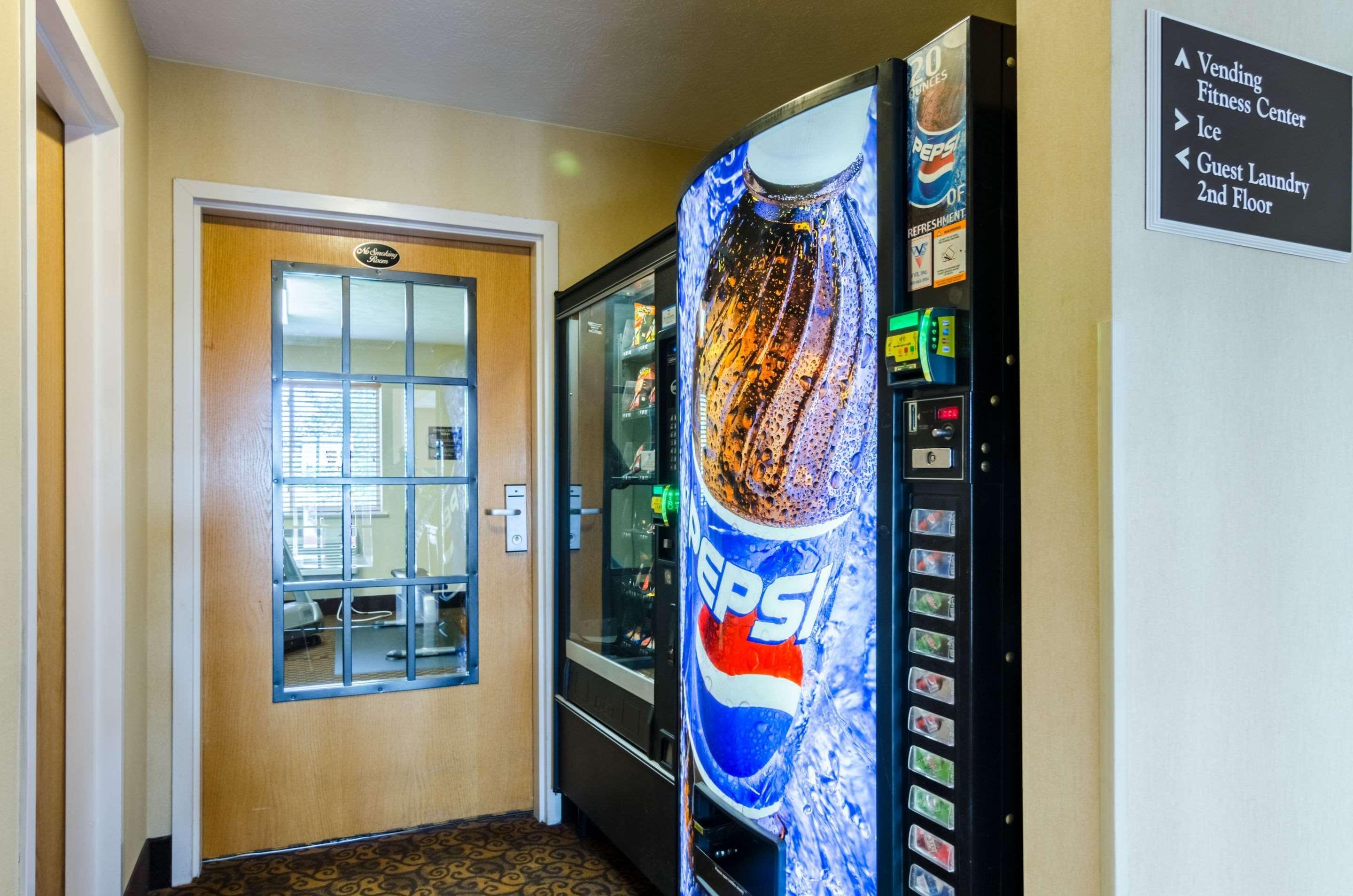 Super 8 By Wyndham Cozad Hotel Bagian luar foto