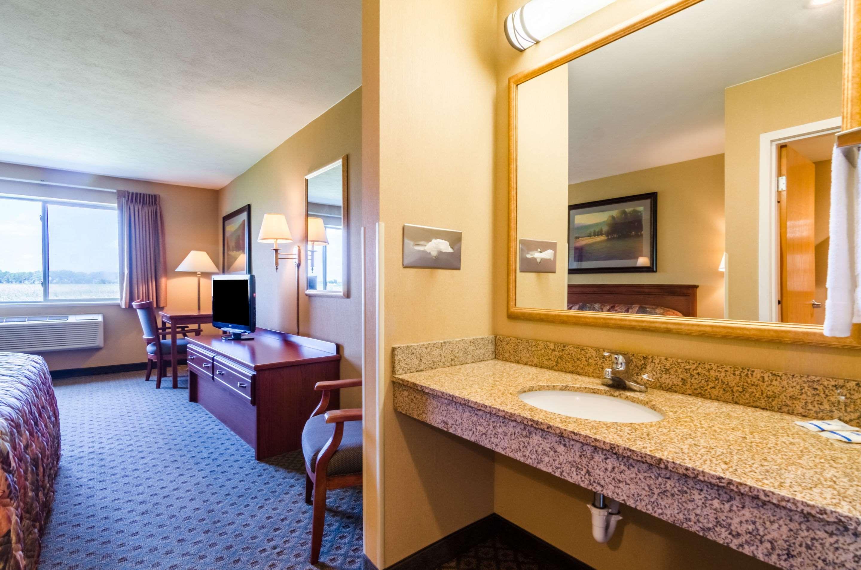 Super 8 By Wyndham Cozad Hotel Bagian luar foto