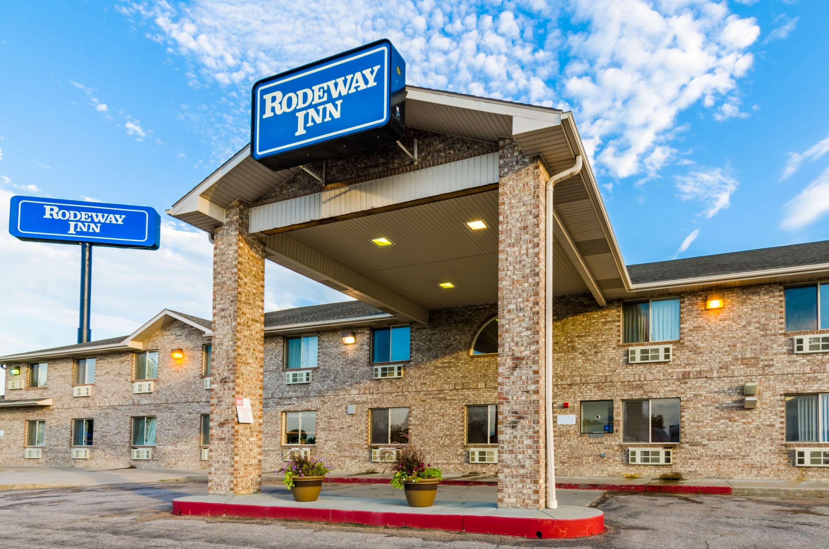 Super 8 By Wyndham Cozad Hotel Bagian luar foto