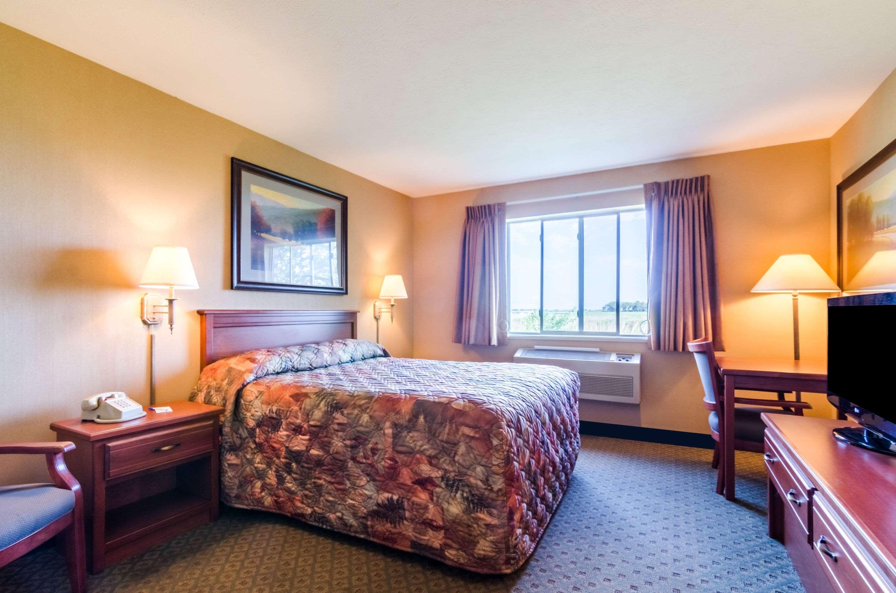 Super 8 By Wyndham Cozad Hotel Bagian luar foto