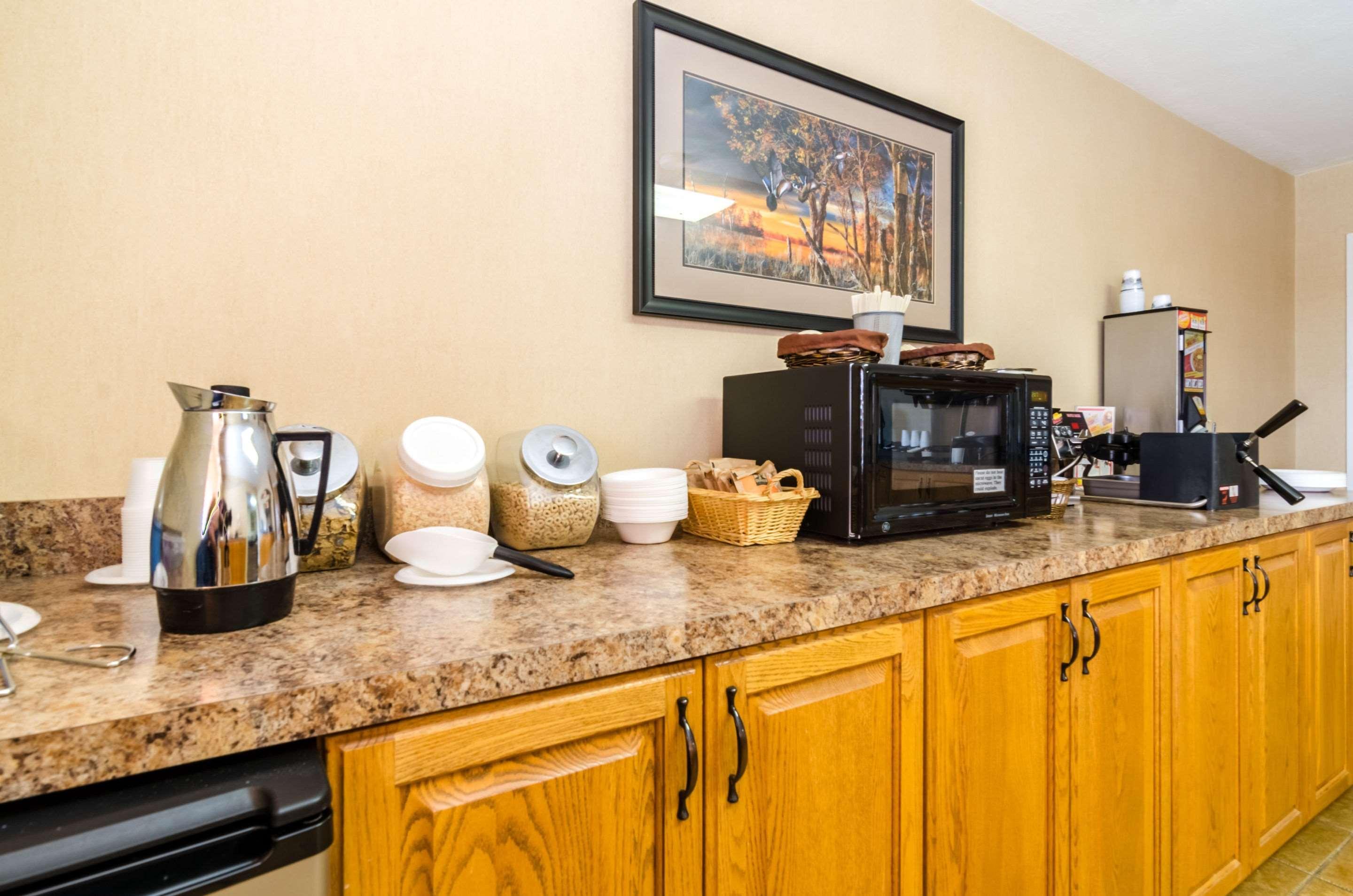 Super 8 By Wyndham Cozad Hotel Bagian luar foto