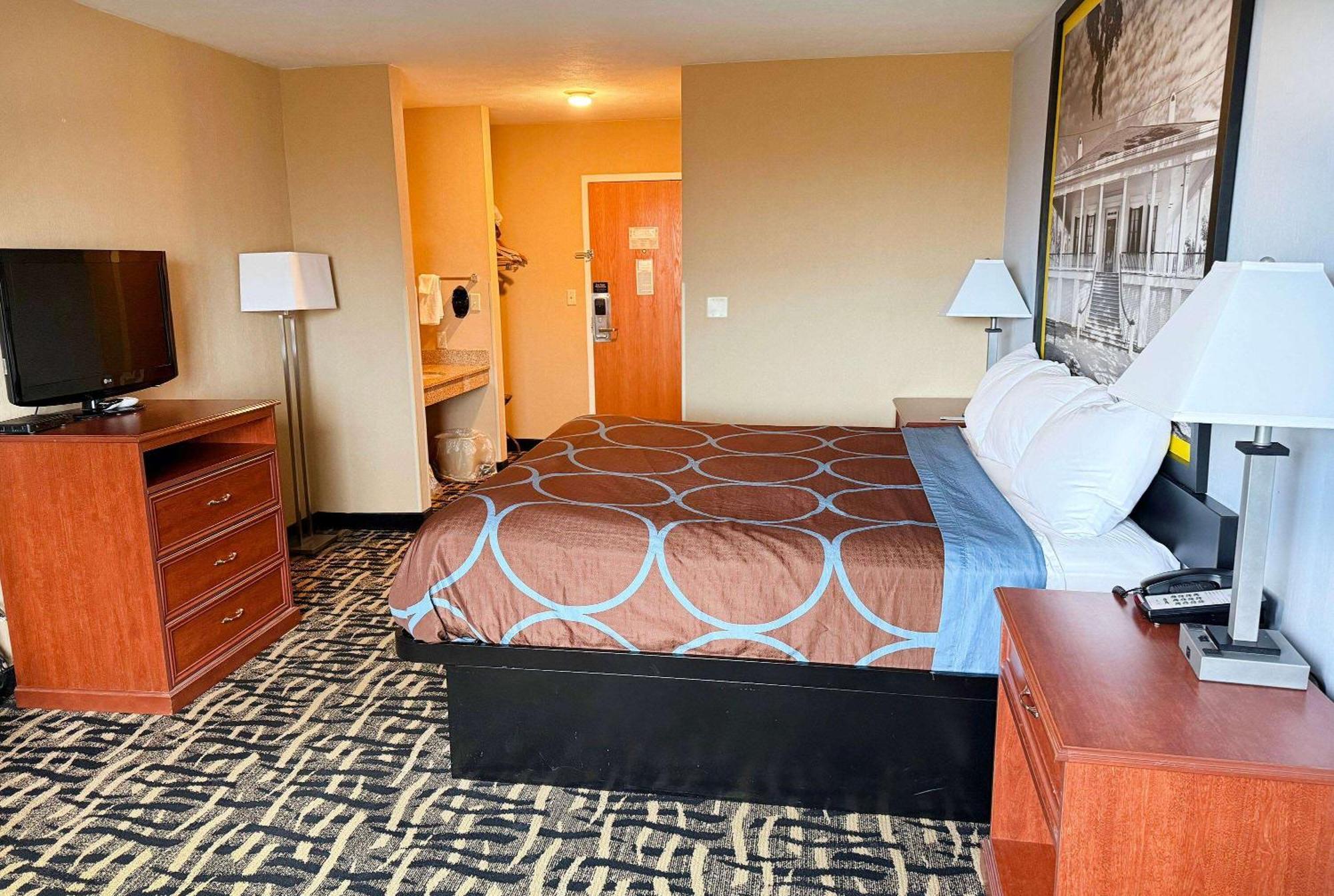 Super 8 By Wyndham Cozad Hotel Bagian luar foto