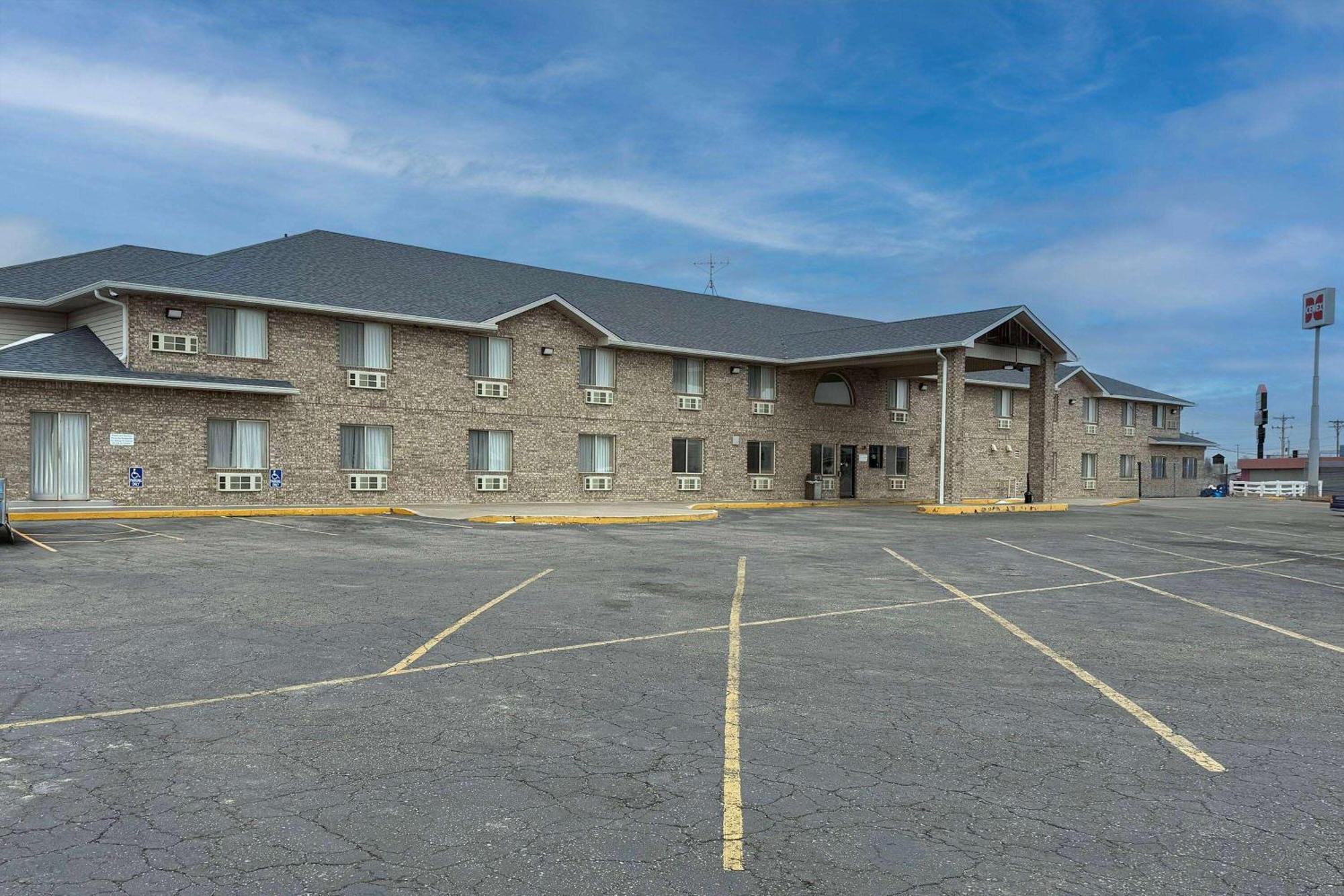Super 8 By Wyndham Cozad Hotel Bagian luar foto